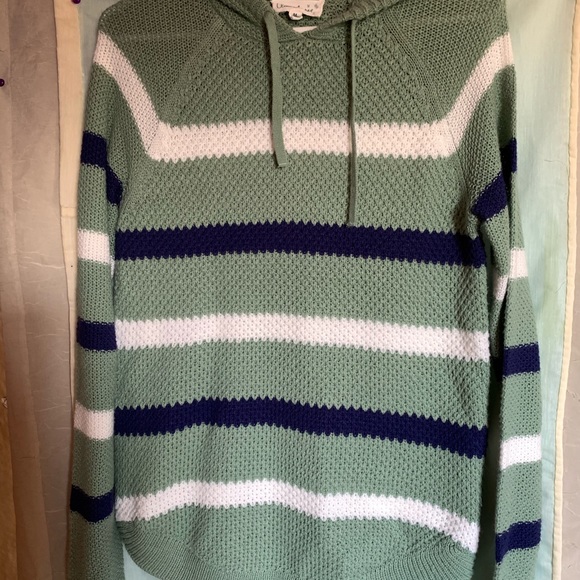 Sell this beautiful sweater. - Picture 1 of 5